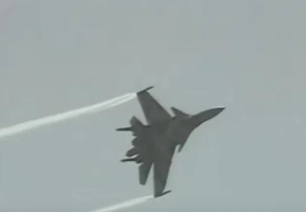 O μοναδικός Ρώσος εξολοθρευτής Su -37 εν δράσει (βίντεο)